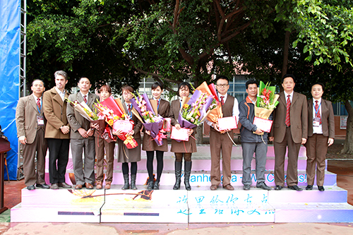 06、圖為開學(xué)典禮時(shí)學(xué)校頒獎(jiǎng)?lì)I(lǐng)導(dǎo)與優(yōu)秀教職工合影