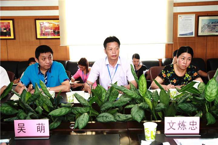 06.圖為學校戴桓標校長（中）、王開利副校長（左）、集團程琳娜主任（右）參加調(diào)研情況反饋會