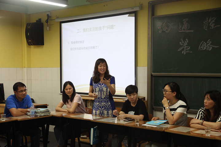 爭當(dāng)這樣的家長：為孩子做表率，與學(xué)校共育才——深圳市龍華中英文實(shí)驗(yàn)學(xué)校初中部家長會(huì)圓滿召開