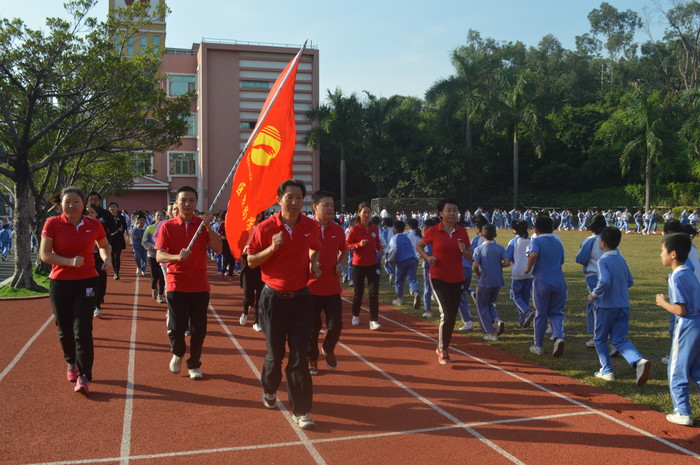 陽光體育促成長(zhǎng)   健康快樂伴終身——標(biāo)尚學(xué)校舉行長(zhǎng)跑日活動(dòng)