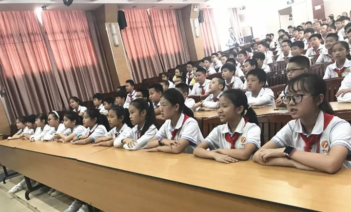 普法教育走進(jìn)中英文，做新時(shí)代合格小公民