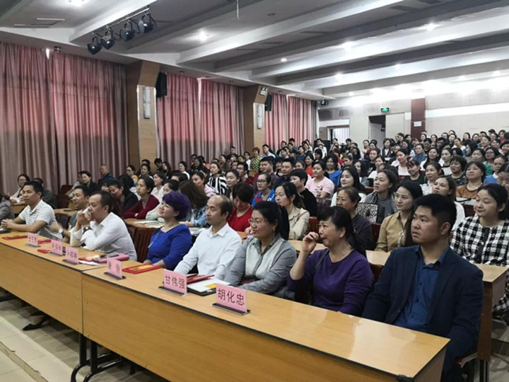 若為人父母是一場(chǎng)人生旅行，美麗風(fēng)景要靠你引領(lǐng)孩子發(fā)現(xiàn) ——致龍華中英文實(shí)驗(yàn)學(xué)校家長(zhǎng)學(xué)校開學(xué)儀式