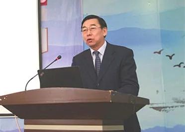 卜祥林校長(zhǎng)為干部、教師進(jìn)行課堂教學(xué)全員培訓(xùn)