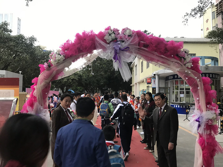我去上學(xué)校，花兒對(duì)我笑——龍華中英文開學(xué)第一天秩序井然
