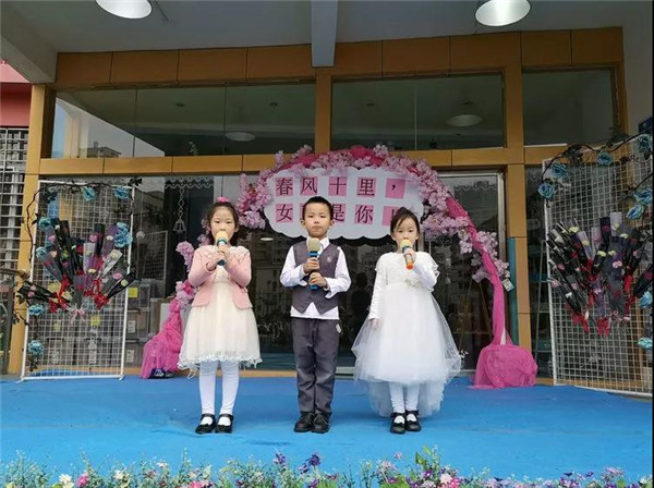 春風(fēng)十里，女王是你!一一碧水龍庭大二班主題晨會(huì)活動(dòng)? ?