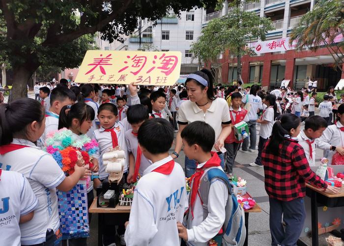 精美作品亮人眼，跳蚤市場(chǎng)交易忙