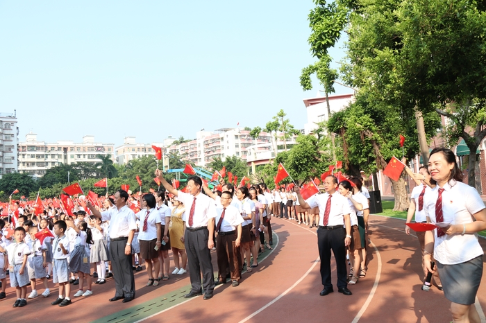 舉行主題升旗儀式，弘揚(yáng)愛(ài)國(guó)主義精神