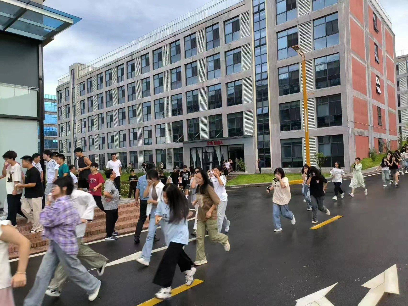 消防應急始于心，安全防范踐于行 || 我校成功舉辦秋季消防逃生演練